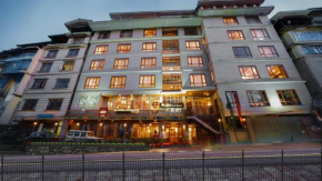 Summit Alpine Abode Hotel 5 mins from MG Marg
